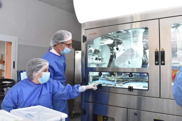 Ospedale San Martino, operativo un secondo robot semiautomatizzato per preparare i farmaci chemioterapici