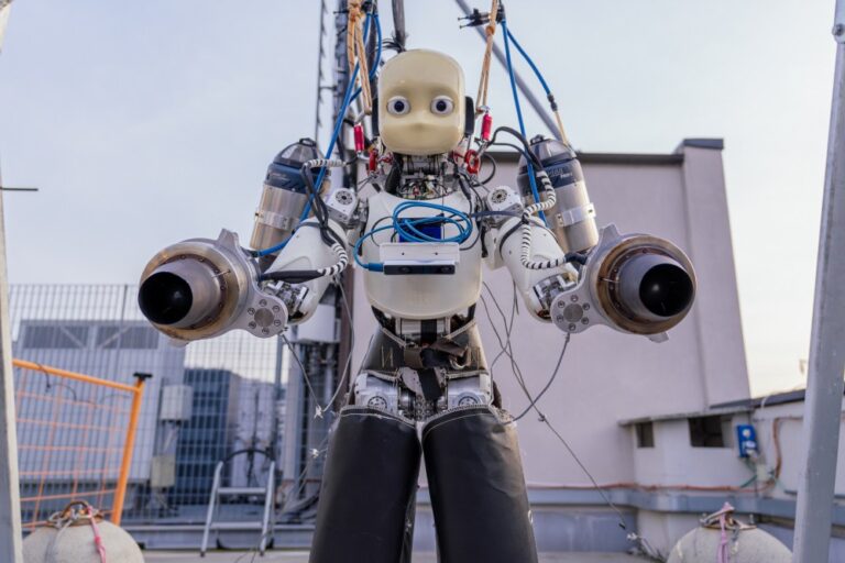 Iit, primo volo di un robot umanoide munito di jet di propulsione
