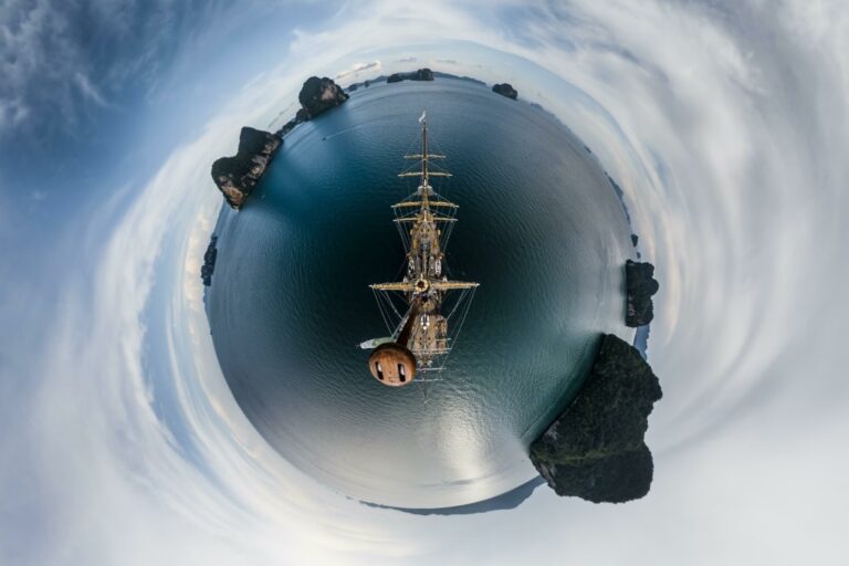 All’Hotel Bristol Palace la mostra fotografica “A tutto tondo. Il tour mondiale di nave Vespucci”