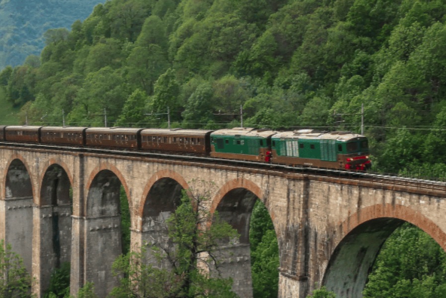 Ferrovia delle Meraviglie, dal 6 luglio si viaggia a bordo dei treni d’epoca