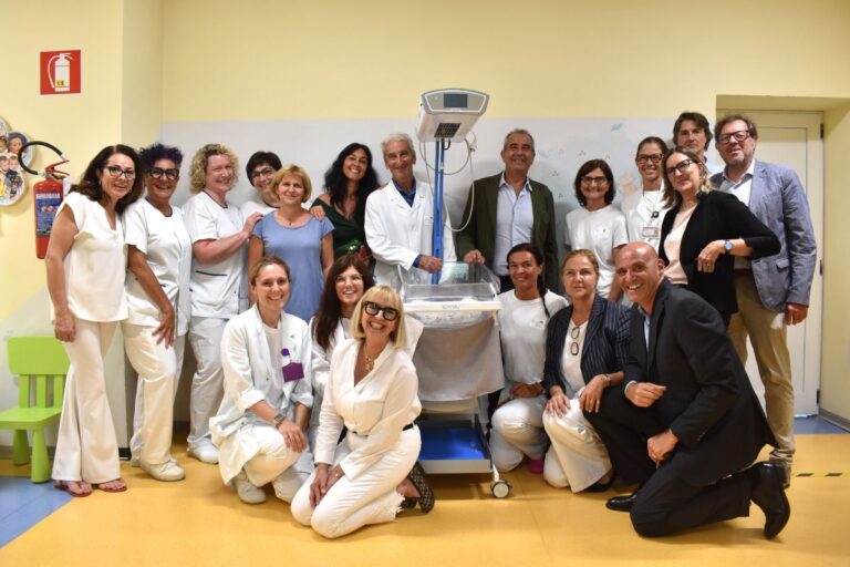 Ospedale San Martino, donata lampada per trattare l’ittero neonatale