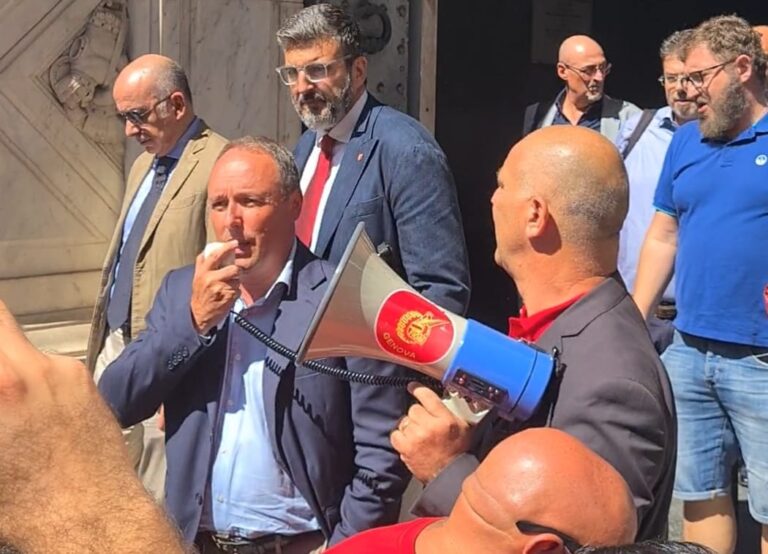 Ex Ilva, i sindacati a Urso: sì al forno elettrico a Genova, no allo spezzatino