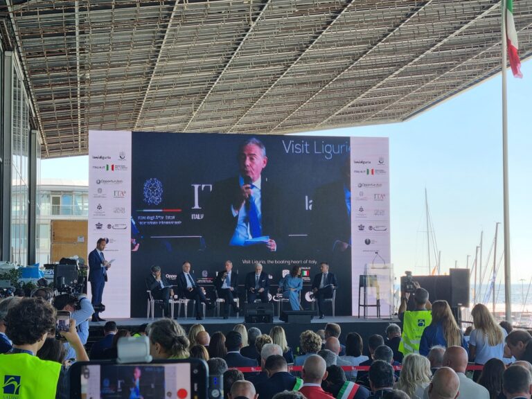 Ex Ilva, Urso: «Priorità a chi manterrà unità degli impianti»