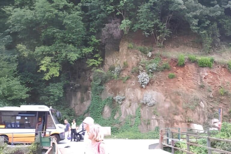 Frana in via delle Fabbriche a Voltri: strada chiusa e viabilità modificata