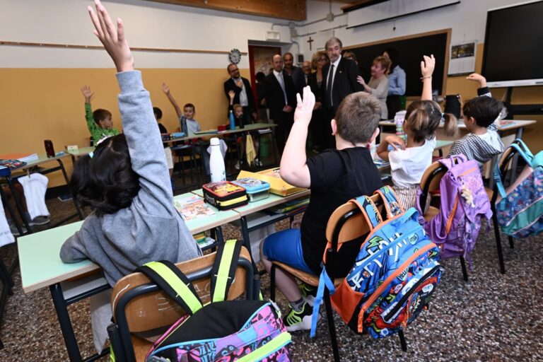 Primo giorno di scuola per 160 mila studenti liguri e oltre 15 mila insegnanti