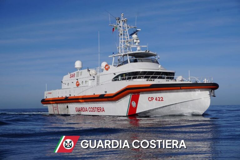 Guardia Costiera, la nave Aurelio Visalli per ricerca e soccorso visitabile al Porto Antico