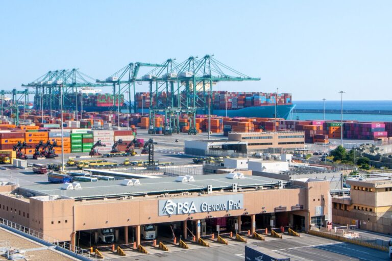 Psa Pra’: via libera all’ormeggio simultaneo di due navi portacontainer da 400 m, le unità più grandi al mondo