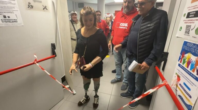 giada ottonello madrina dell’iniziativa taglia il nastro ufficio disabilità cgil genova
