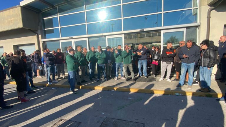 Ex Ilva: a Cornigliano assemblea davanti alla portineria, si fermano tutti e tre i turni