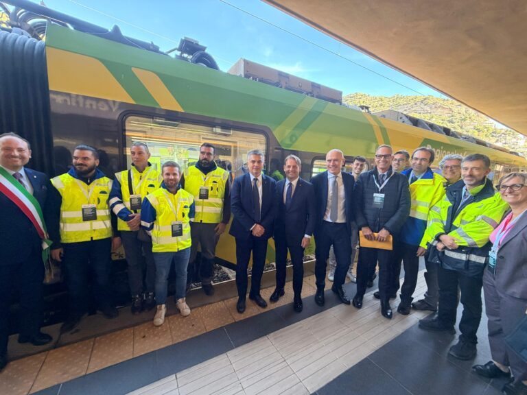 Stazione di Ventimiglia, inaugurati i primi due binari a 3 mila Volt: i nuovi treni potranno arrivare al confine