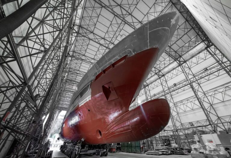 Baglietto, il primo scafo T54 raggiunge la Spezia per l’allestimento