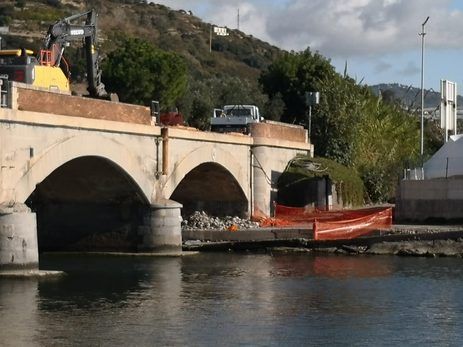 Ponte ciclabile sul torrente Argentina, iniziata la demolizione Ponte ciclabile sul torrente Argentina, iniziata la demolizione