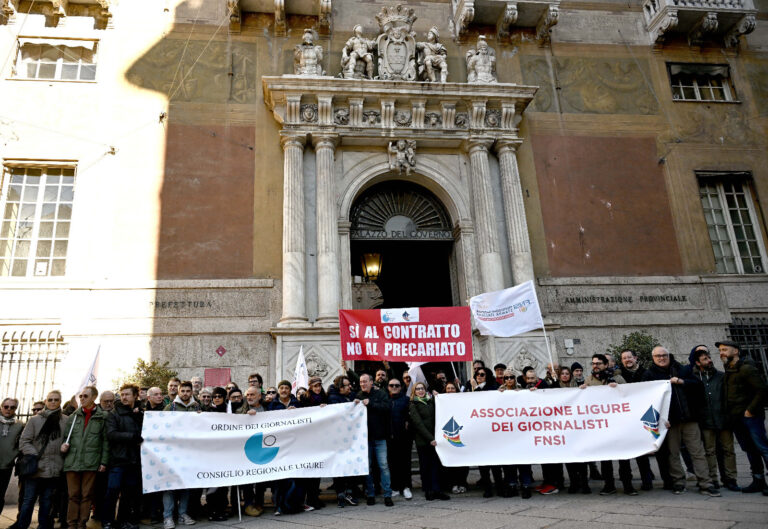 Sciopero giornalisti, presidio a Genova in 200 contro il mancato rinnovo del contratto