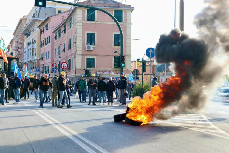 Ex Ilva, prosegue la protesta dei lavoratori di Cornigliano