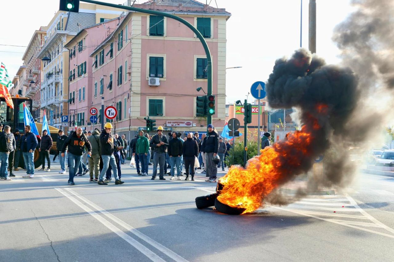 Ex Ilva, prosegue la protesta dei lavoratori di Cornigliano