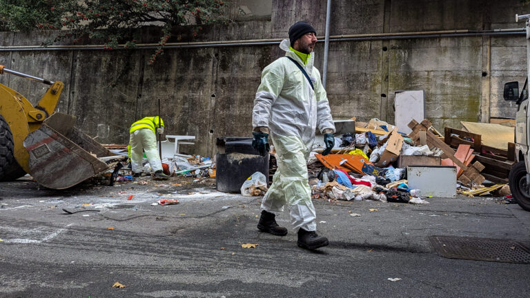 Amiu: intervento massiccio in via Cechov, cimitero di ingombranti
