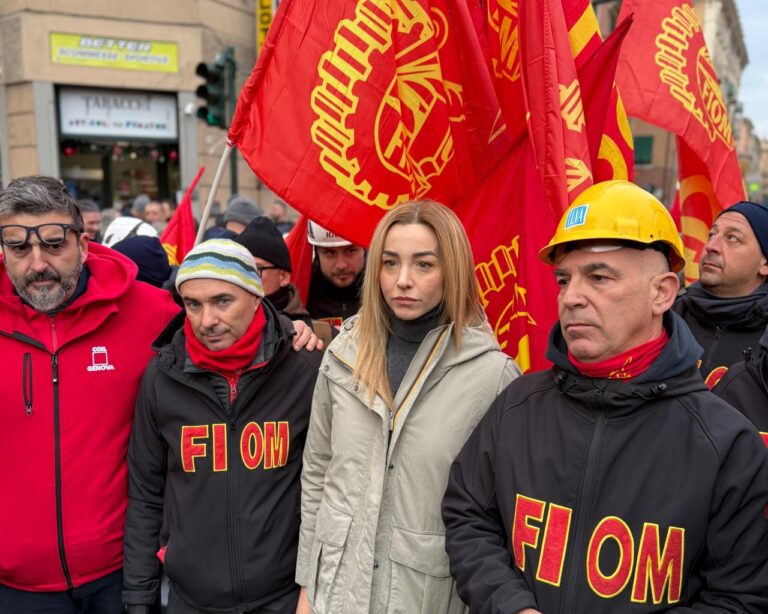 Sciopero dei metalmeccanici: corteo rientrato a Cornigliano, prosegue il blocco