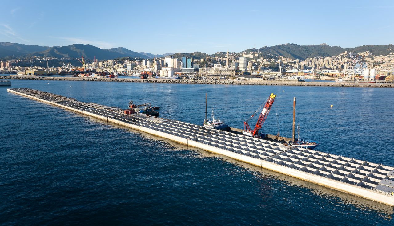 Nuova diga foranea: posato il quindicesimo cassone e superate le 50mila colonne di ghiaia