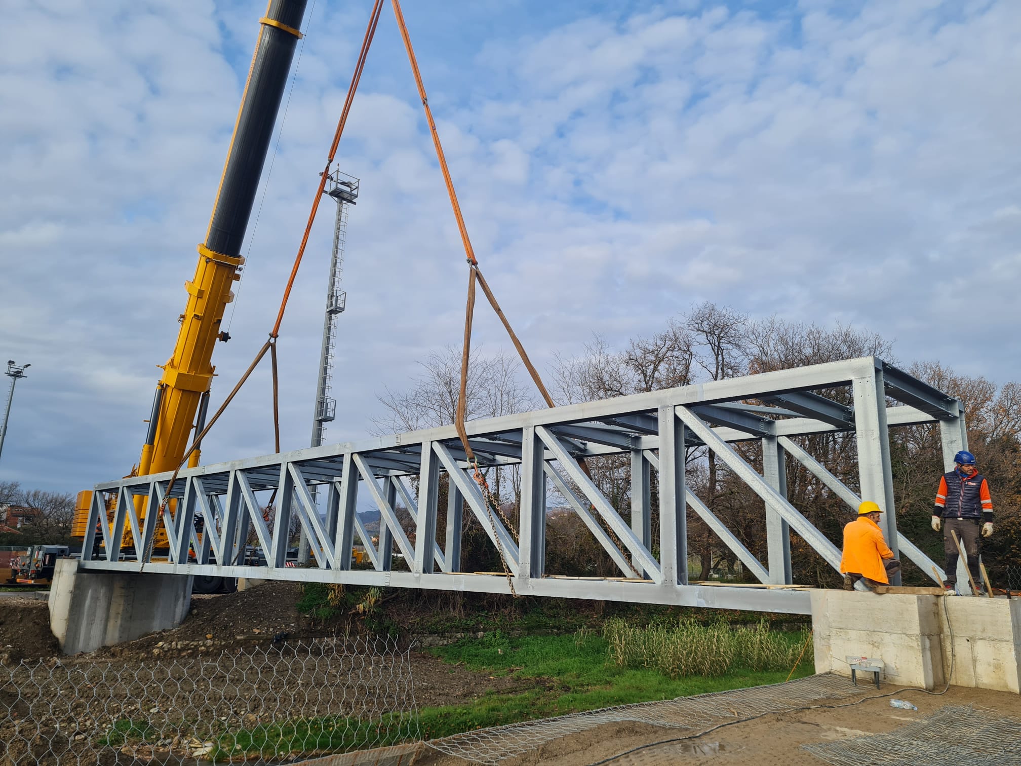 Ciclovia Tirrenica varata la passerella sul torrente Isolone