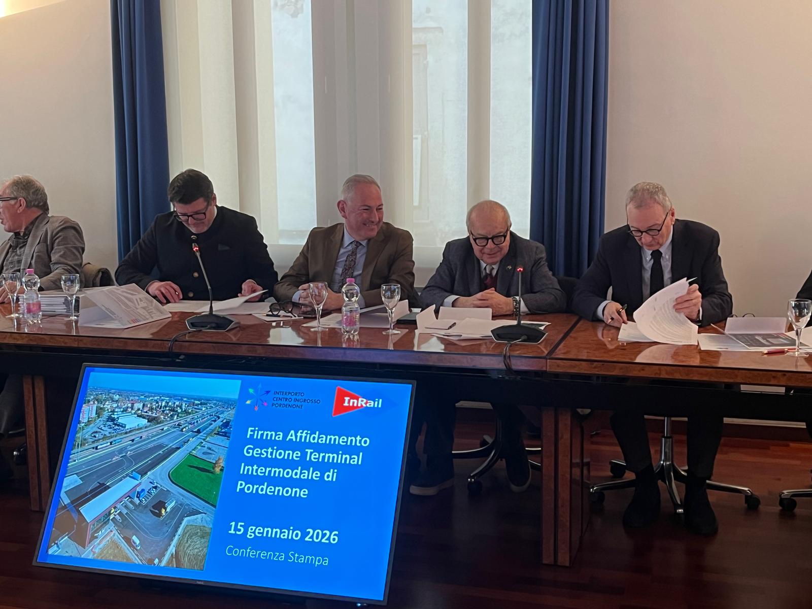 Firmato oggi a Pordenone il contratto per l’affidamento della gestione del Terminal intermodale a InRail