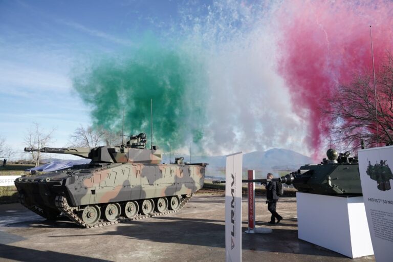 Leonardo-Rheinmetall consegna all’Esercito Italiano i primi quattro nuovi veicoli corazzati Lynx