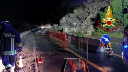 Frana Arenzano: Aurelia interrotta e traffico deviato in autostrada