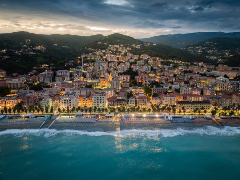 Varazze dal mare in notturna