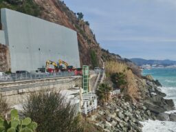 Frana sull’Aurelia ad Arenzano, fatto esplodere il masso ciclopico. Obiettivo riaprire una corsia l’1 marzo