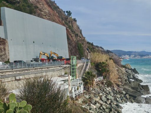 Frana sull’Aurelia ad Arenzano, fatto esplodere il masso ciclopico. Obiettivo riaprire una corsia l’1 marzo