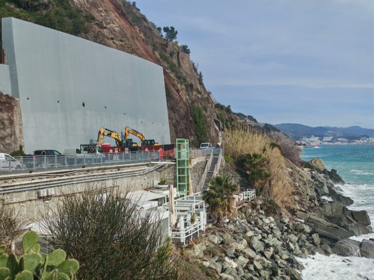 Frana sull’Aurelia ad Arenzano, fatto esplodere il masso ciclopico. Obiettivo riaprire una corsia l’1 marzo
