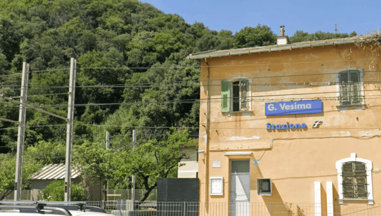 Frana sull’Aurelia, attivate fermate straordinarie alla stazione di Vesima