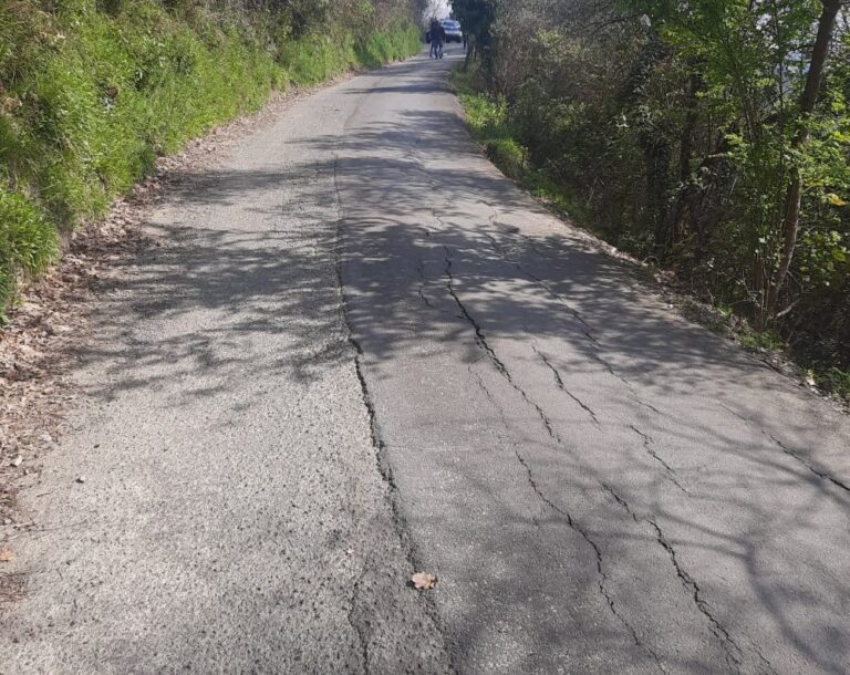 cedimento strada fessurata loto sestri levante
