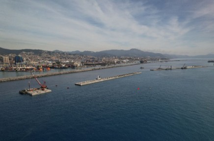 Genova, nuova diga foranea raggiunge 1.600 metri: posati 10 cassoni in estate