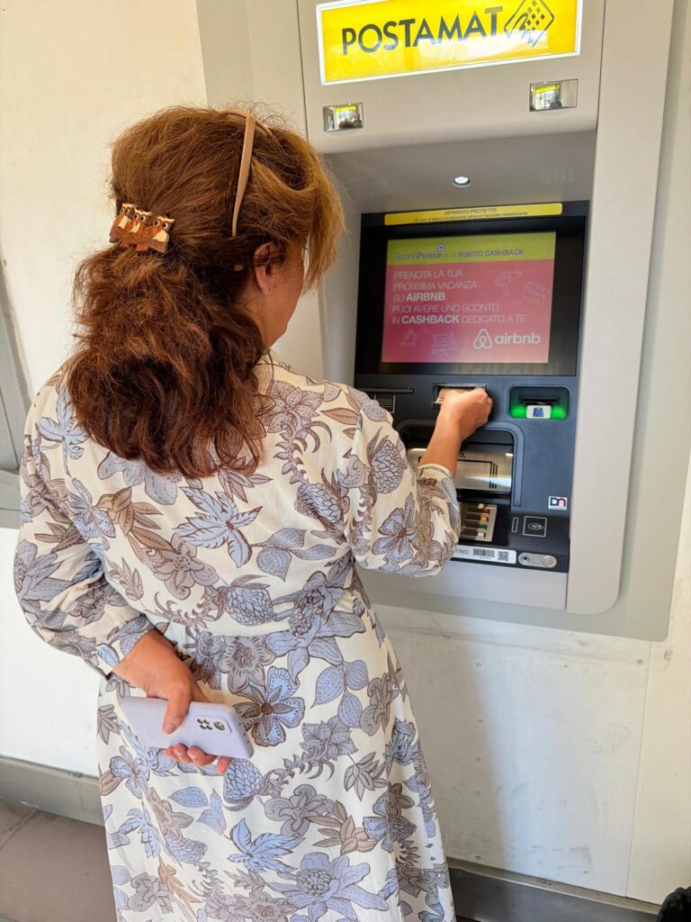 Sportello ATM Postamat di Poste Italiane presso un ufficio postale