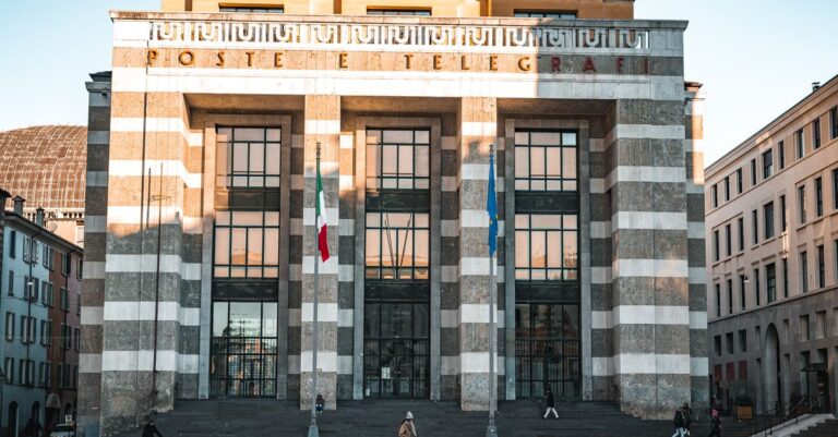 Facciata istituzionale di un edificio delle Poste italiane, immagine di repertorio