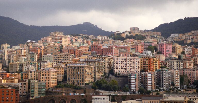 Palazzi colorati sulle colline di Genova