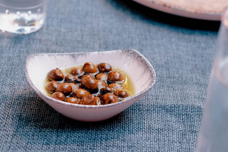 Ciotola di olive da tavola condite