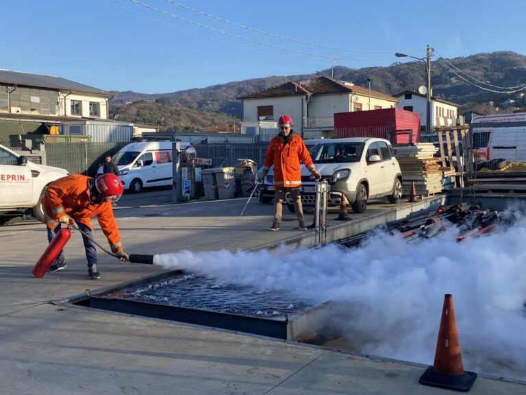 Esercitazione pratica con un estintore durante un corso antincendio