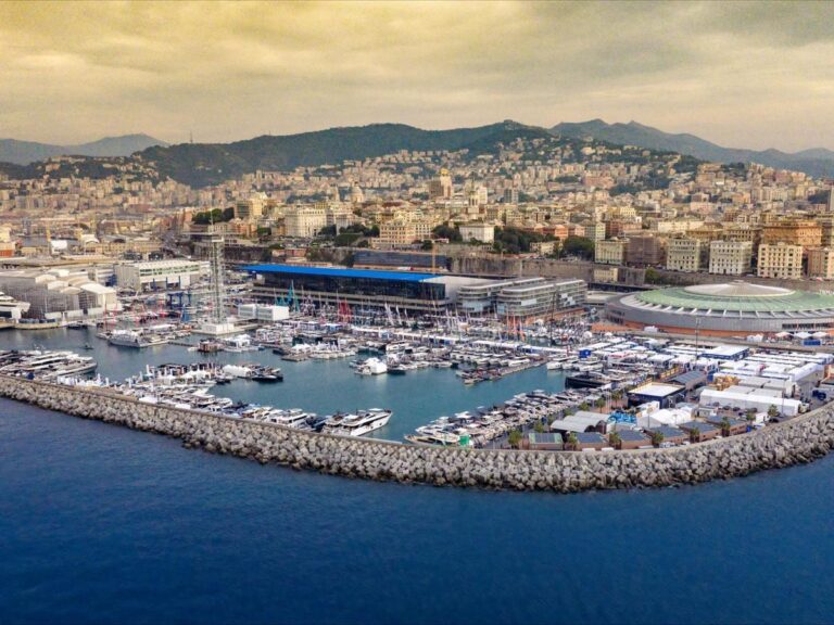 Veduta aerea del porto di Genova con le imbarcazioni del Salone Nautico